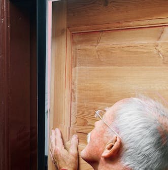 Slik retter du opp en skjev dør Slik retter du opp en skjev dør